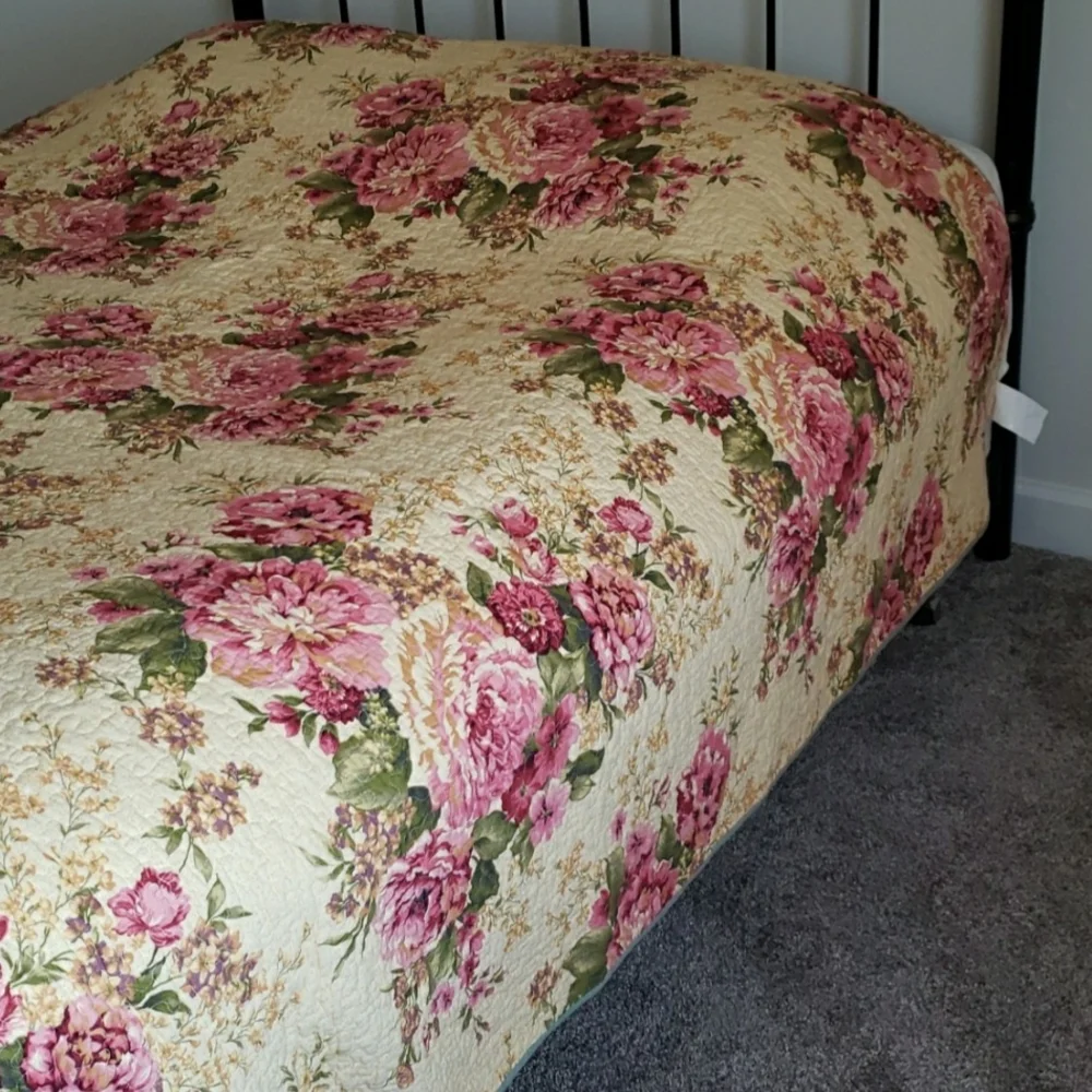 Elegant Floral Quilt Comforter with Pink and Green Design